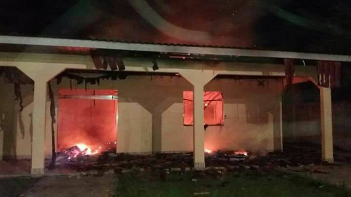 No Amazonas, moradores tocam fogo na casa da prefeita em protesto contra salários atrasados