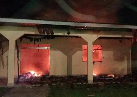 No Amazonas, moradores tocam fogo na casa da prefeita em protesto contra salários atrasados