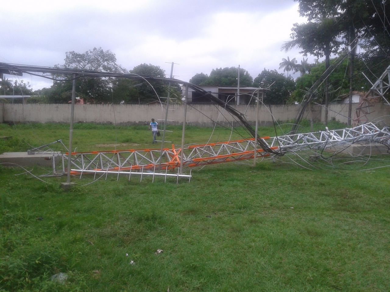 Torre de 65 metros tomba e assusta moradores do Amazonas 