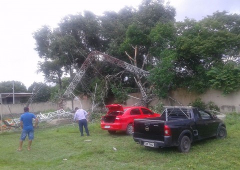 Torre de 65 metros tomba e assusta moradores do Amazonas 