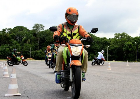 Mais de 800 mototaxistas são capacitados com foco na prevenção de acidentes