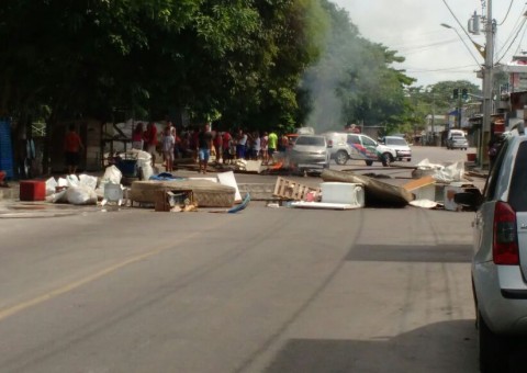 Moradores atingidos por alagamento fecham avenida em protesto 