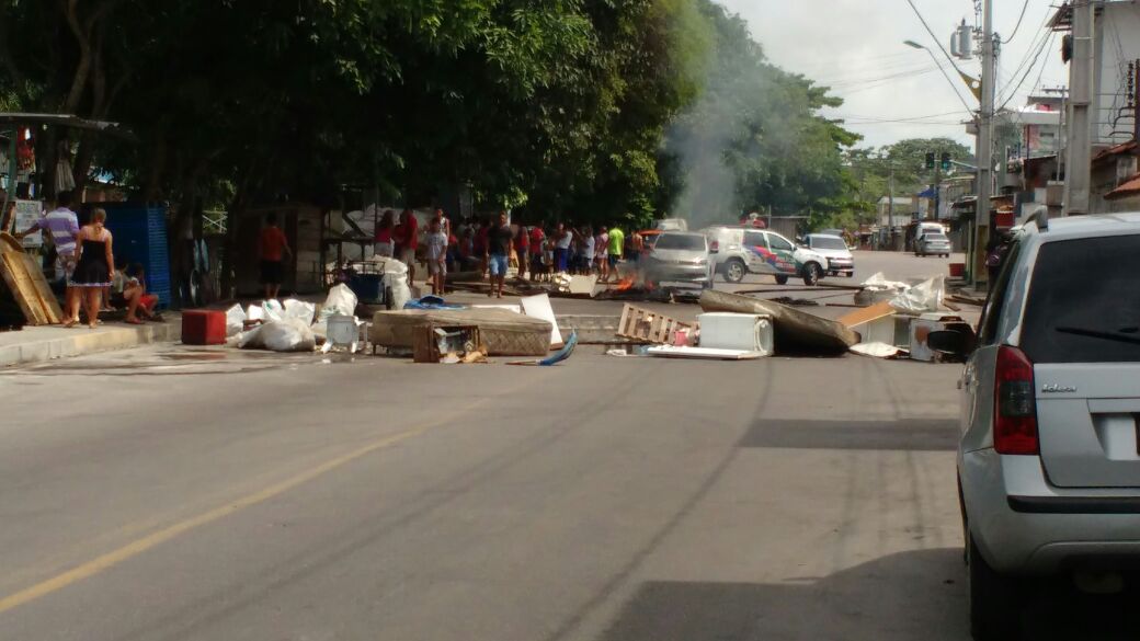 Moradores atingidos por alagamento fecham avenida em protesto 