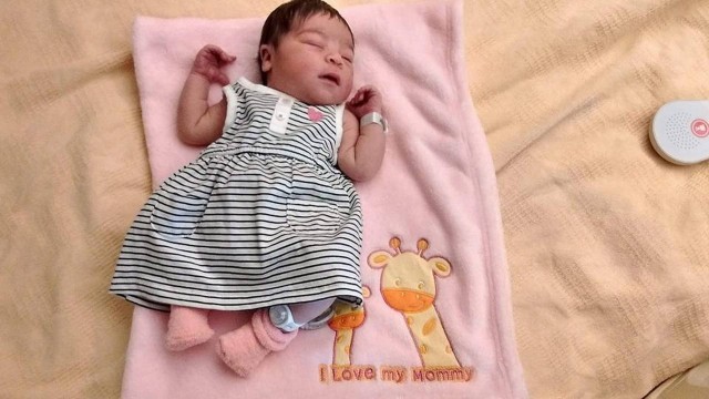 Bebê de 5 meses morre de fome após pais sofrerem overdose 