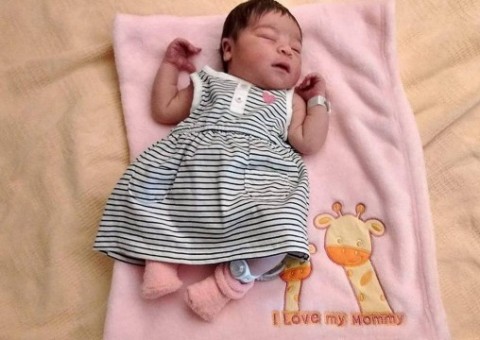 Bebê de 5 meses morre de fome após pais sofrerem overdose 