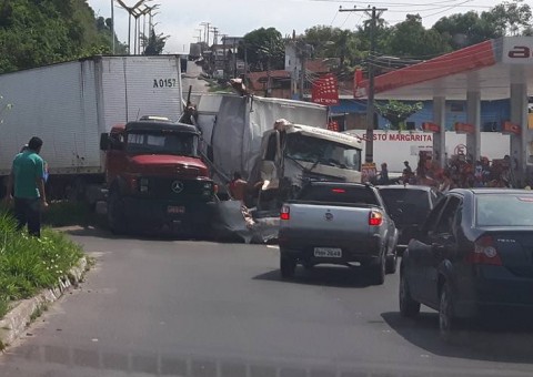 Em Manaus carreta tenta fazer retorno e é atingida em cheio por caminhão baú