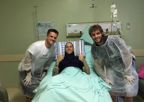 Após um mês internado, Follmann recebe boas notícias