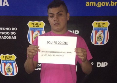 Homem é preso em flagrante vendendo droga dentro de banheiro em Manaus