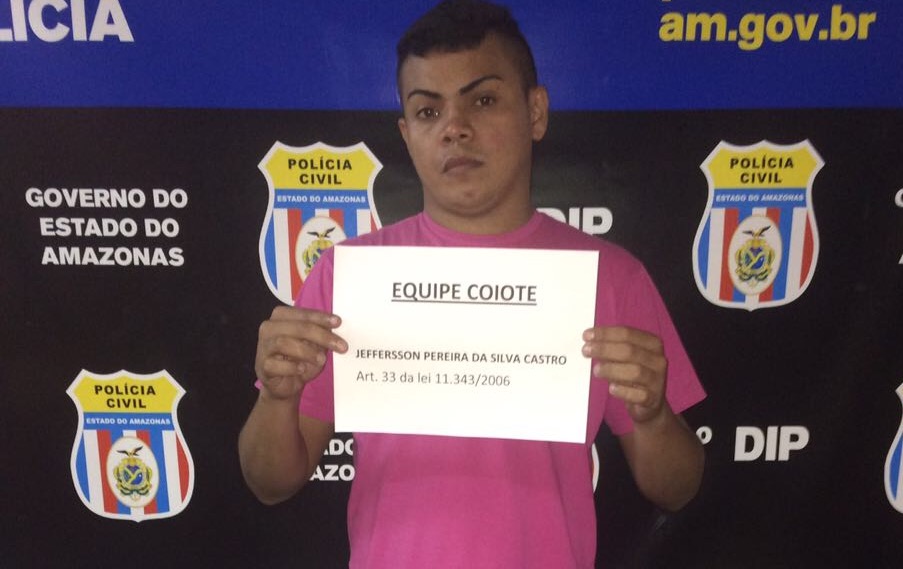 Homem é preso em flagrante vendendo droga dentro de banheiro em Manaus