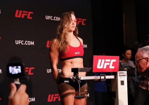 Em pesagem oficial, Ronda desobedece organizadores e ignora fãs