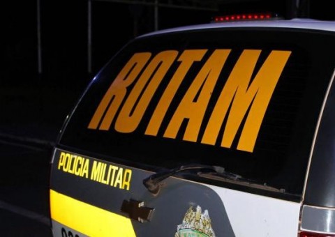 Mulher é morta a tiros dentro de casa na frente dos três filhos 