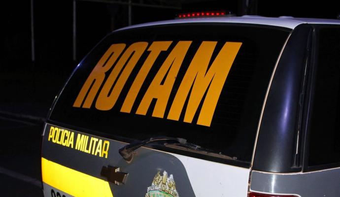 Mulher é morta a tiros dentro de casa na frente dos três filhos 