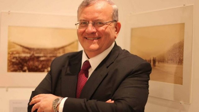  Embaixador grego desaparece e seu carro é achado com corpo carbonizado dentro 