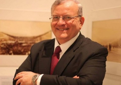  Embaixador grego desaparece e seu carro é achado com corpo carbonizado dentro 