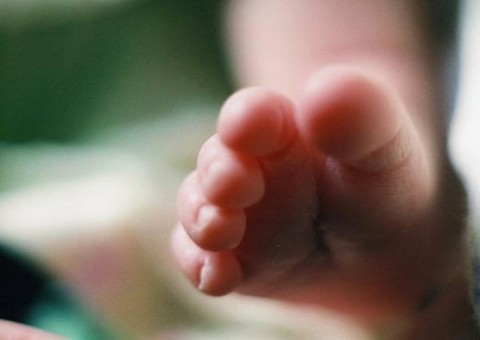 Mulher acha bebê recém-nascido abandonado em quintal 