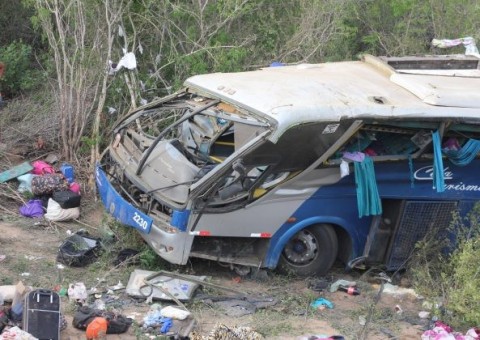 Seis pessoas morrem após ônibus de turismo cair em ribanceira 