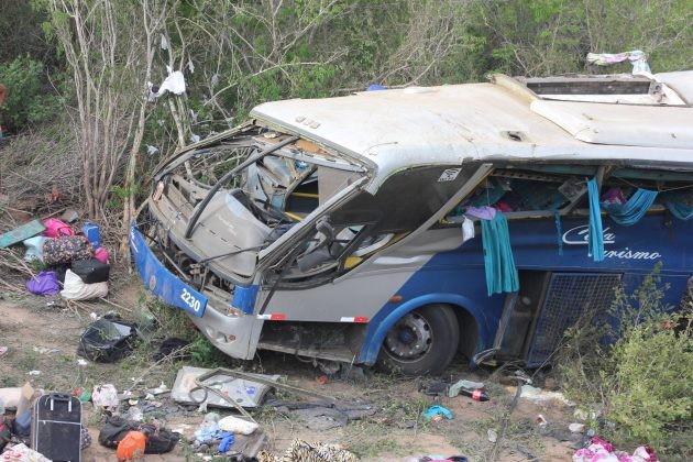 Seis pessoas morrem após ônibus de turismo cair em ribanceira 