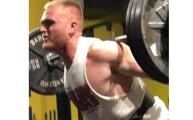  Jovem morre após levantar barra com 140 kg em academia e sofrer acidente