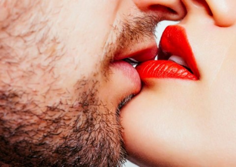  Descubra o que o beijo de língua faz com o seu corpo 