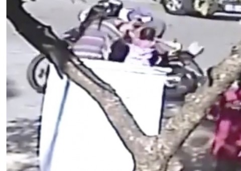 Para escapar de blitz, motociclista acaba atropelando mãe e filha