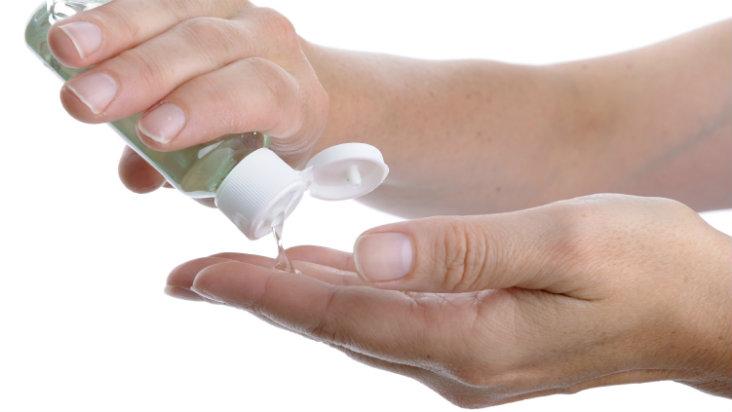 Álcool em gel pode acelerar envelhecimento da pele 