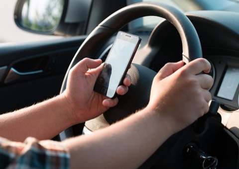 Detran-AM multou mais de 20 mil motoristas por falar e escrever no celular