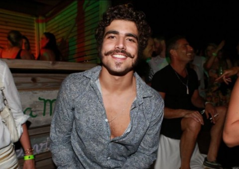 Caio Castro agride fotógrafo e deixa festa acompanhado pela polícia