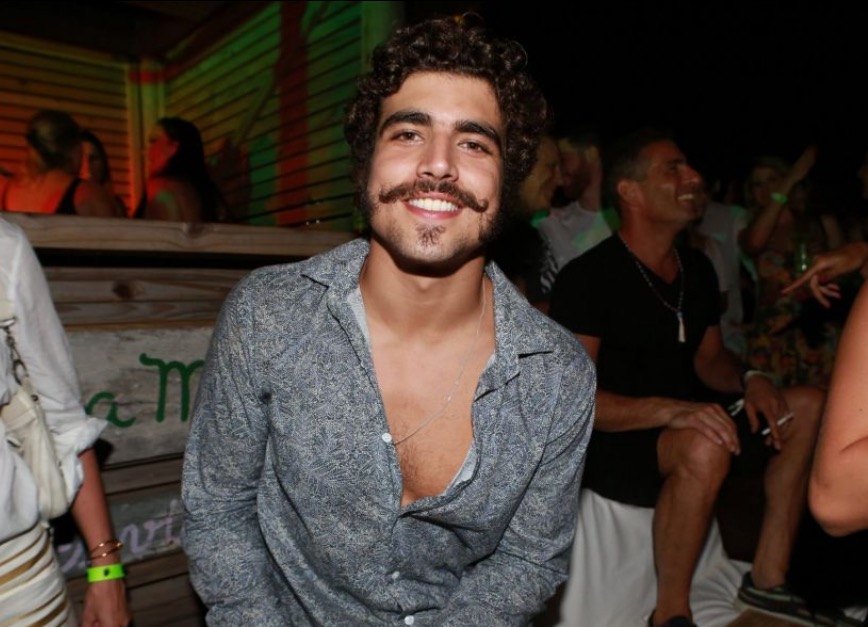 Caio Castro agride fotógrafo e deixa festa acompanhado pela polícia