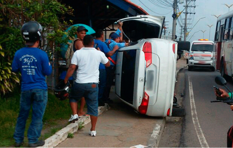 Motorista invade parada de ônibus e acaba tombando o carro em Manaus