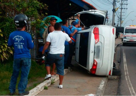 Motorista invade parada de ônibus e acaba tombando o carro em Manaus