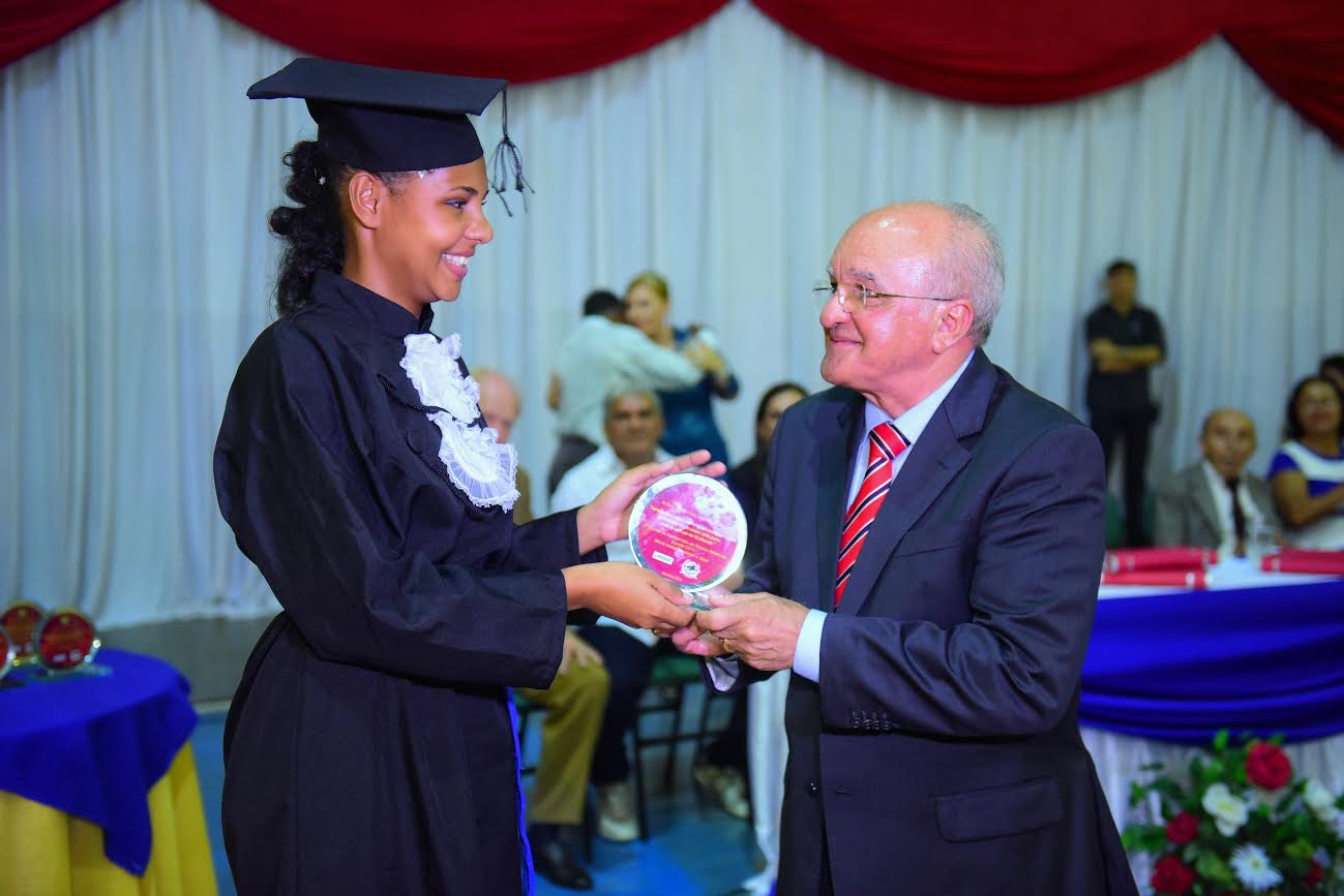 Alunos de Iranduba homenageiam José Melo pelo  relevante trabalho na educação 