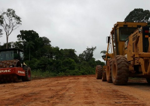 Com investimento de quase R$70 milhões, Melo visita obra da estrada “Codajás-Anori”  