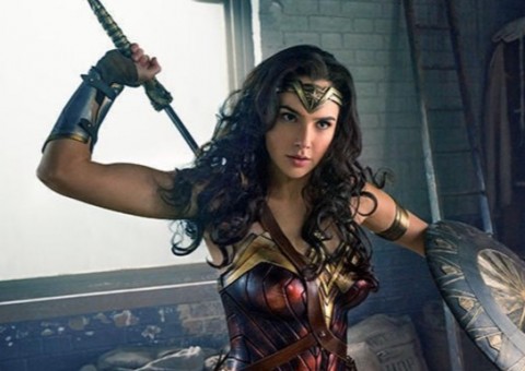 Mulher Maravilha divando em campo de batalha em nova imagem