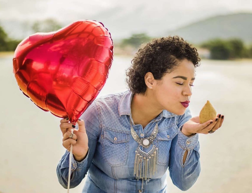 Jovem faz ensaio romântico com seu grande amor e fotos viralizam