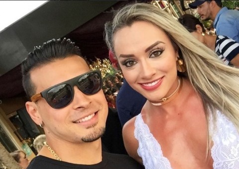 Felipe Franco faz selfie e bumbum de Juju Salimeni rouba cena