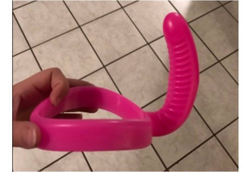 Mãe dá presente para filha com formato 'estranho' e causa na web  