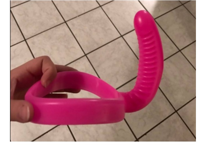 Mãe dá presente para filha com formato 'estranho' e causa na web  