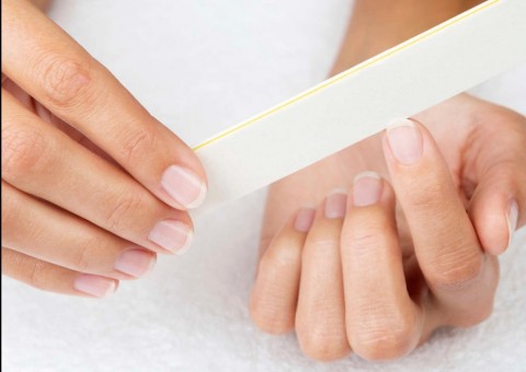 Suas unhas não crescem porque são quebradiças? Saiba como resolver