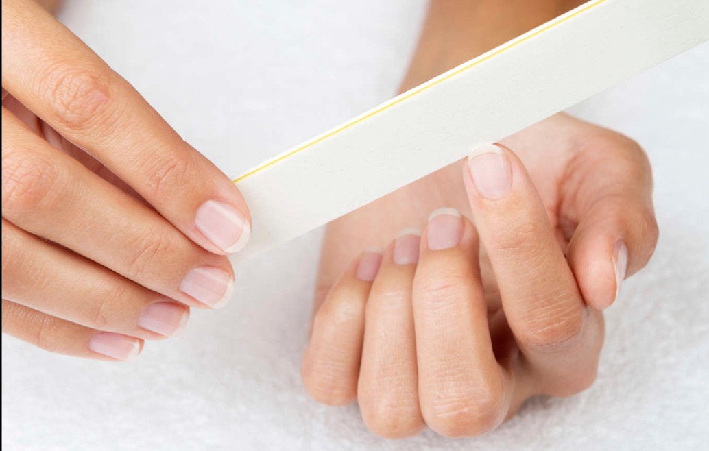 Suas unhas não crescem porque são quebradiças? Saiba como resolver