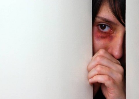 Juíza pergunta a vítima de estupro se ela ‘tentou fechar as pernas’ 