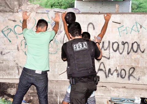 Traficante foge mas esquece droga durante operação da Polícia Civil em Manaus