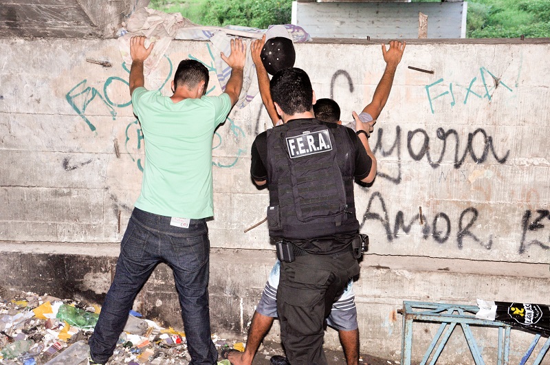 Traficante foge mas esquece droga durante operação da Polícia Civil em Manaus