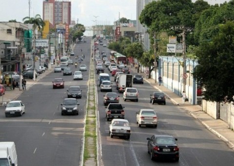 Homens fazem arrastão e atiram em parada de ônibus da Djalma Batista