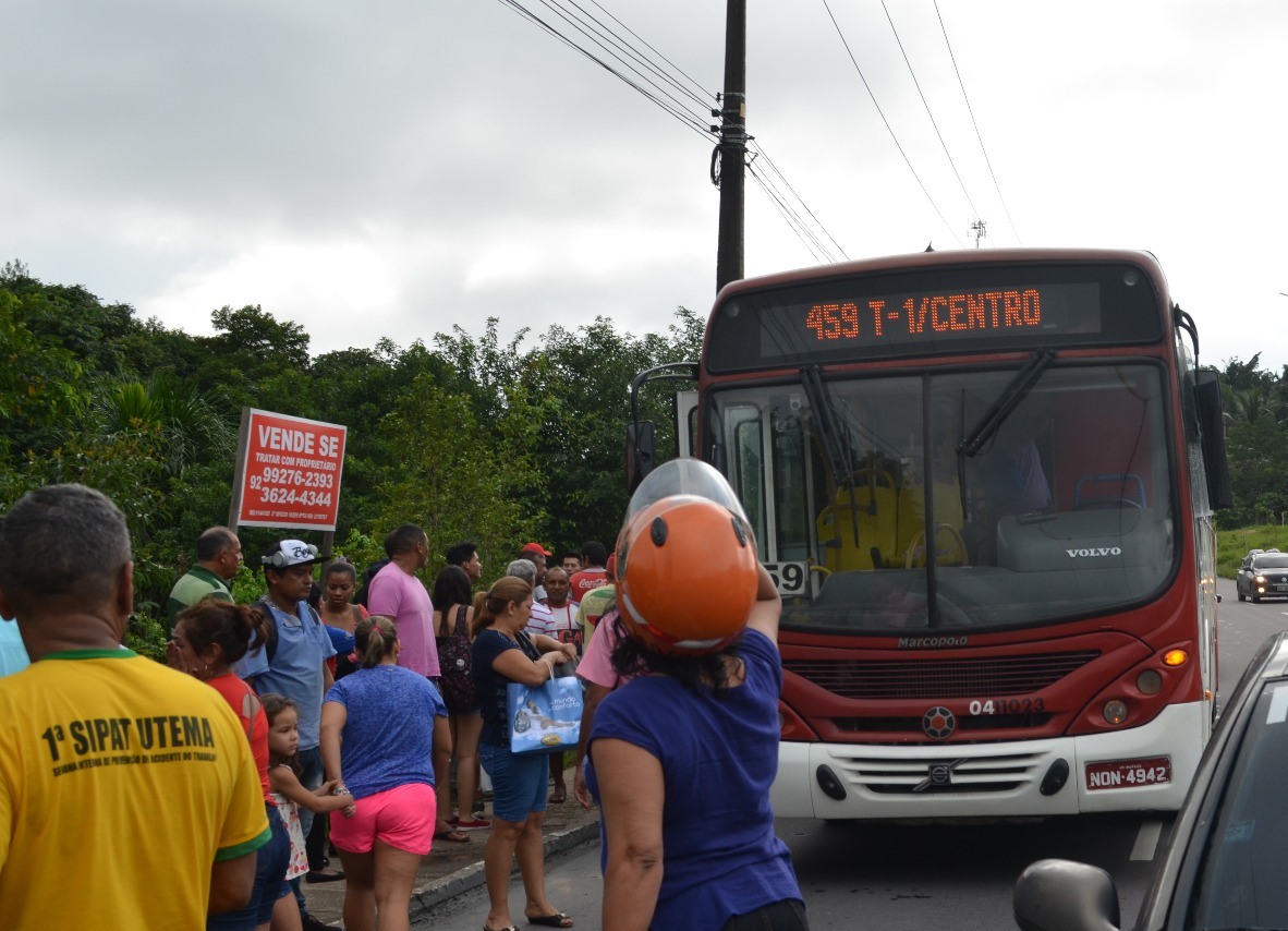 Populares impedem fuga de homem após assalto à ônibus em Manaus