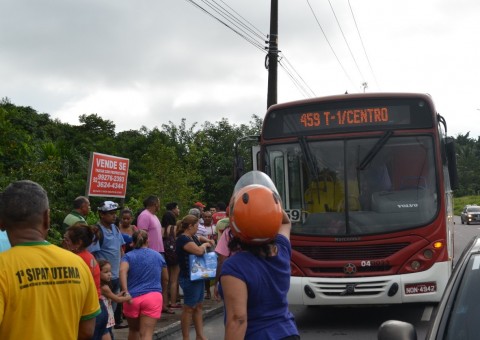 Populares impedem fuga de homem após assalto à ônibus em Manaus