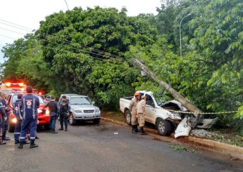  Homem é morto a tiros após briga de trânsito e bate caminhonete em poste