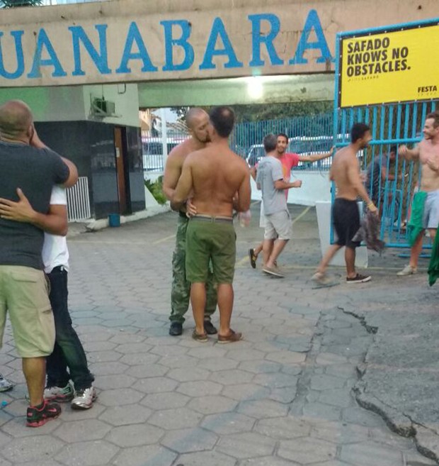 Ator de novela bíblica da Record é flagrado aos beijos em festa gay no Rio