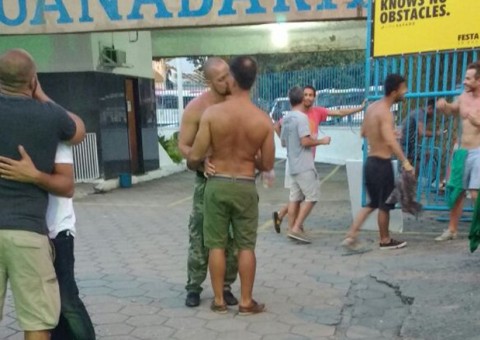 Ator de novela bíblica da Record é flagrado aos beijos em festa gay no Rio