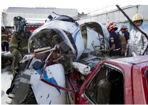 Avião cai em cima de carro após decolar de aeroporto 