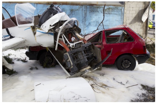 Avião cai em cima de carro após decolar de aeroporto 